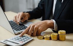 高級會計師與注冊會計師 審計與稅務服務領域的角色對比